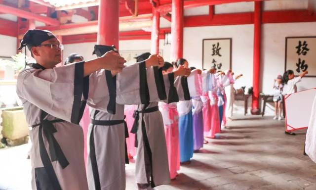 "一片丹心随世古,千声赞语颂师恩" 二乐堂书法学苑教师节敬师礼活动