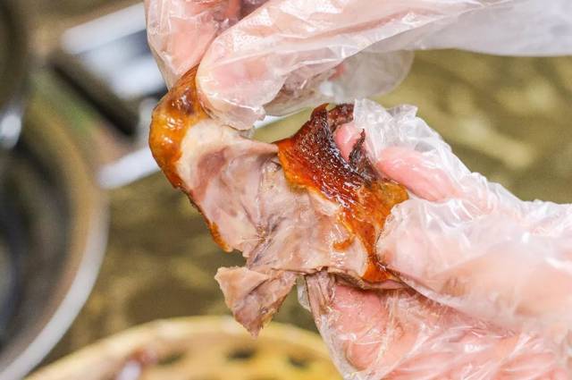 椰汁糕是冻糕类型,用勺子轻轻一碰还duangduang抖动