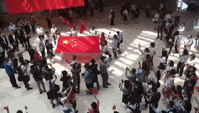 爱国爱港人士齐聚香港中环快闪!上千人高唱国歌挥舞国旗场面震撼