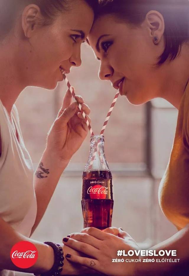 一张女同性情侣和一张异性恋情侣,每张画面中的情侣共饮一瓶可口可乐