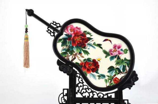 中国刺绣又称为丝绣,工艺精细复杂,是中国民间传统手工艺之一.