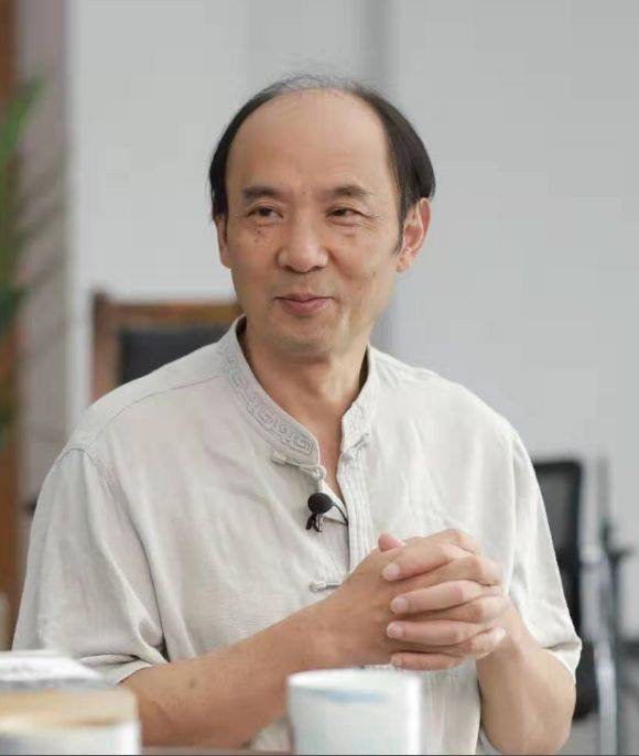 仲向平,杭州历史研究专家,杭州历史学会副会长,浙江工商大学教授.