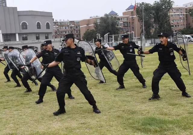 通州公安分局的特警演练多人警棍盾牌术.新京报记者 吴宁 摄