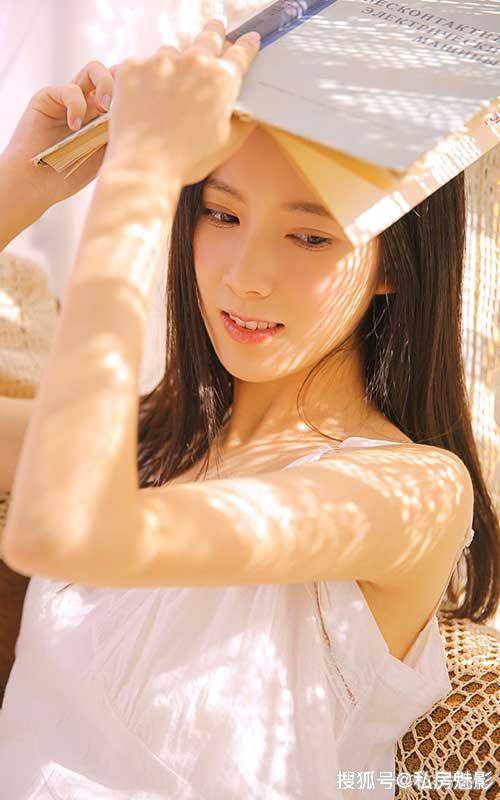 私房照,美女在室内摆艺术造型尽显人体曲线之美