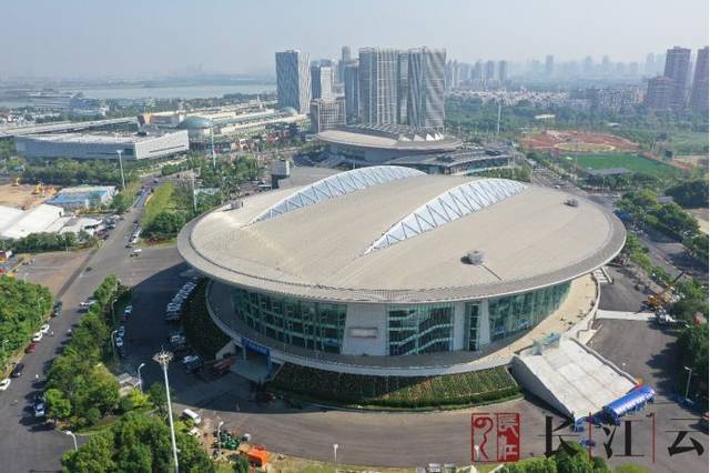 图为武汉体育中心体育场