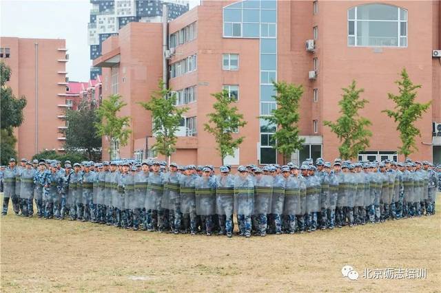 青春作伴 共沐风雨 | 北京电子科技学院学生军训闭营仪式