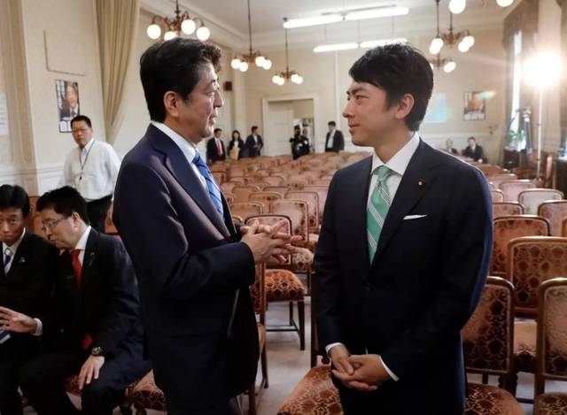 日本首相安倍晋三(左),前首相小泉纯一郎之子小泉进次郎       路透社