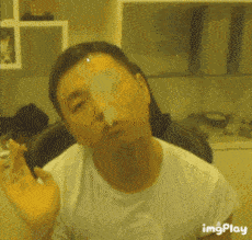 兴致一旦上了头,肢体随着直播间里每个字节的重音摇摆,手部动作更像无