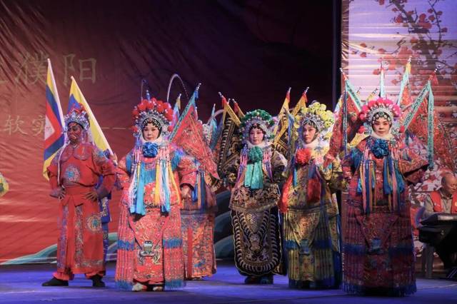 演出的最后阶段,是由河南青年优秀戏曲演员张美玲演唱的豫剧《风流