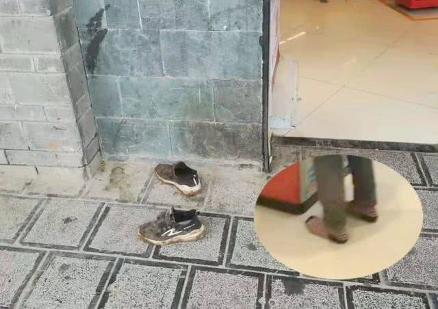 感人!怕踩脏地板,丽江女子雨天脱鞋进超市