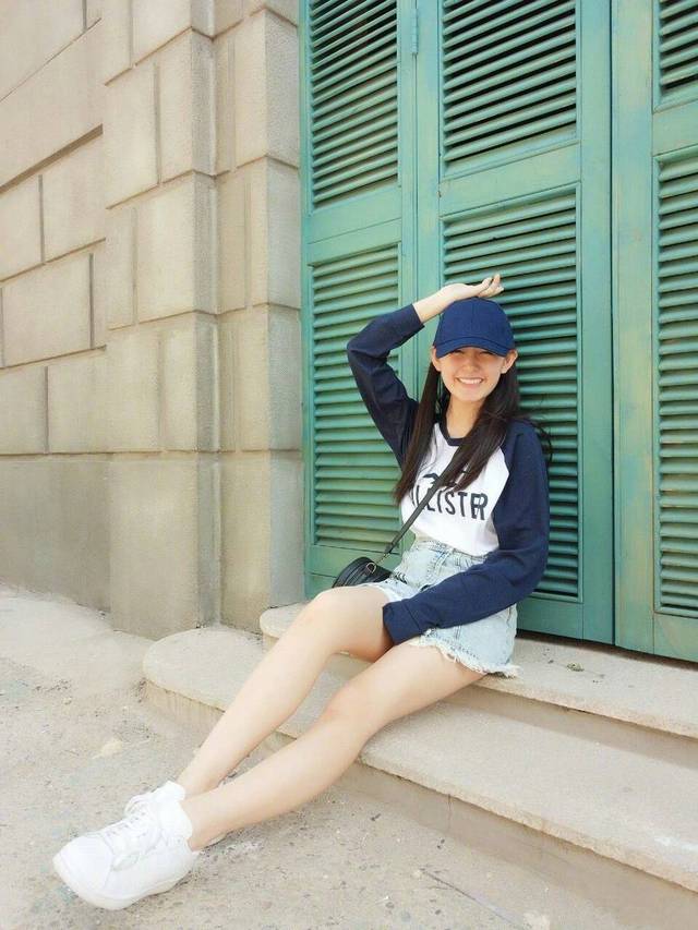 原创蒋依依如今已出落成亭亭玉立的少女,颜值和长腿分毫不输关晓彤!