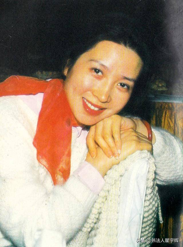 80年代的女明星,老照片中的吴海燕,恰如白莲花盛开在荷塘里