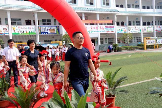 点朱砂写人字鄂州市莲花小学举行一年级新生开笔礼