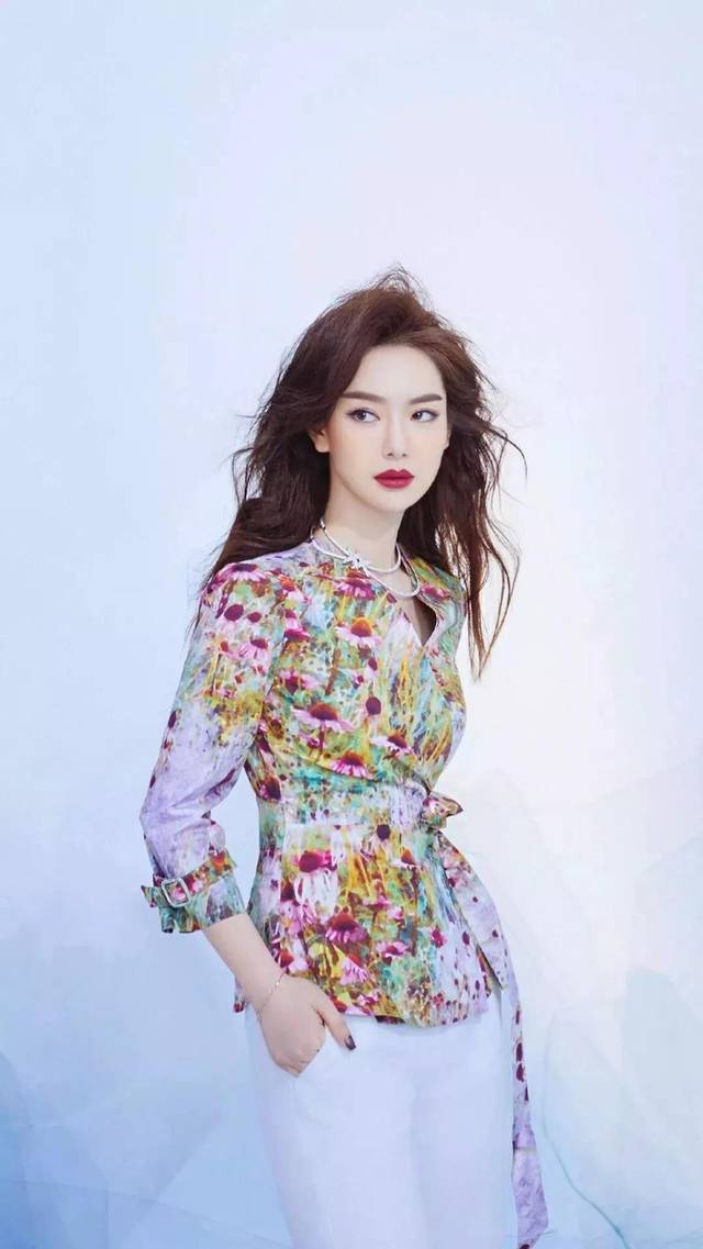 手机壁纸 | 戚薇照片 | 美女明星戚薇高清全面屏壁纸