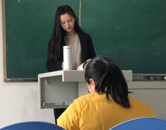 大学里的英语老师,为什么多半是漂亮的女老师?