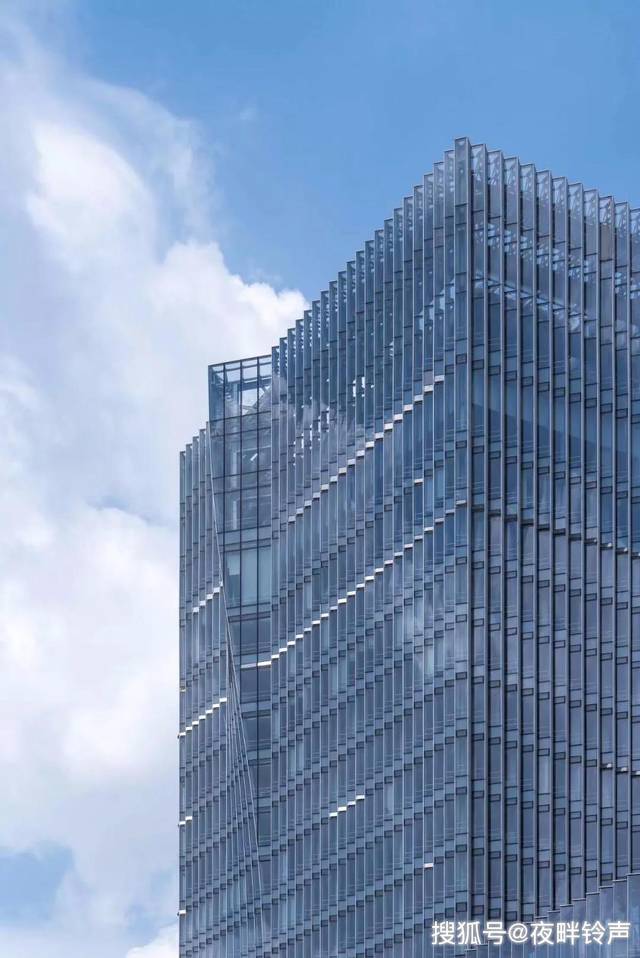 深圳能源大厦借由建筑本身设计来满足内部使用性能要求,同时降低机电