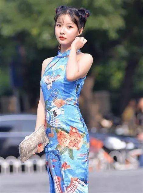 长相精致的小姐姐穿旗袍,玲珑有致的身材一览无余,性感又带点清纯