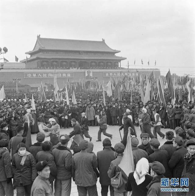 1956年1月15日,北京各界20多万人在天安门广场举行庆祝社会主义改造
