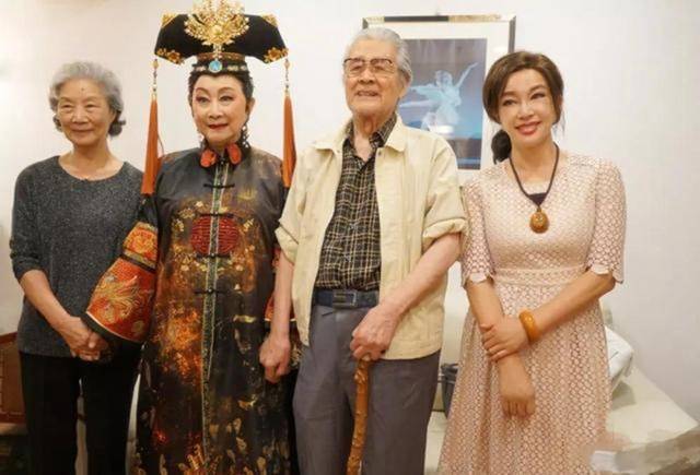 原创罕见!三位"90后"同框,卢燕蓝天野和濮存昕母亲贾铨均已90多岁