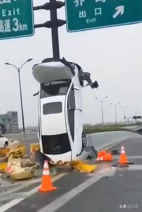 女司机遇车祸,将车子爬到电杆上,网友好奇:她是怎么做到的?