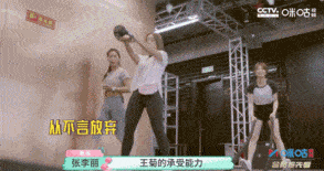 练拳击的时候,面对镜头放弃表情管理,实打实练打得浑身肉都在颤抖.