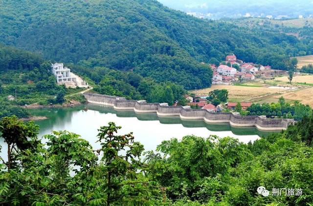 生态山水画廊 乡村旅游天堂 ——仙居河国家湿地公园 △渡槽 湖北