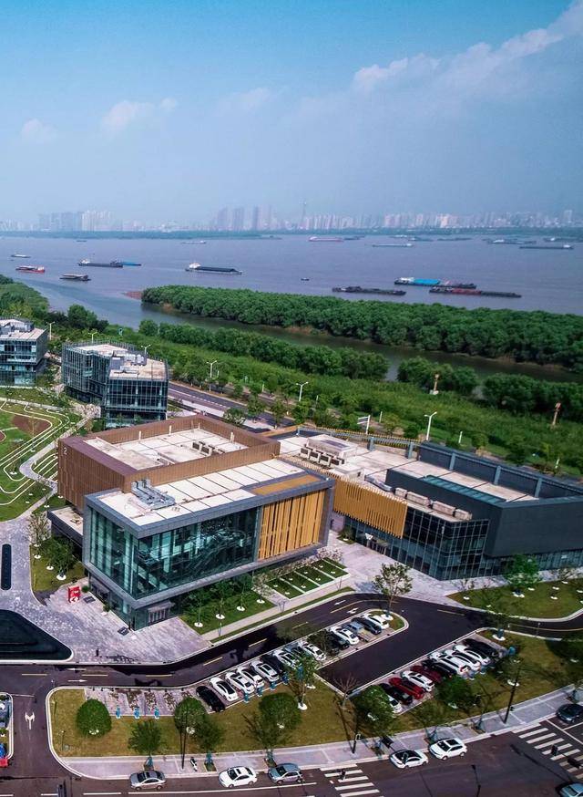 走的是一条科技创新大道,文体兴盛大道,江北新区和江苏自贸区南京片区