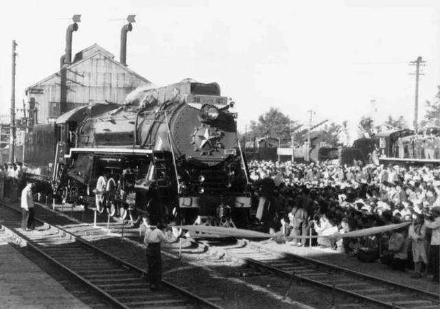 1956年9月26日,中国第一台"和平"型货运蒸汽机车试制成功.