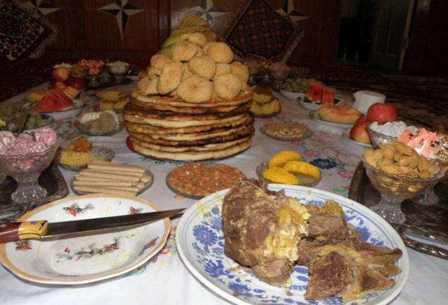 在饮食方面,塔吉克牧民的饮食以奶类,肉类和面食为主;农民则以面食为