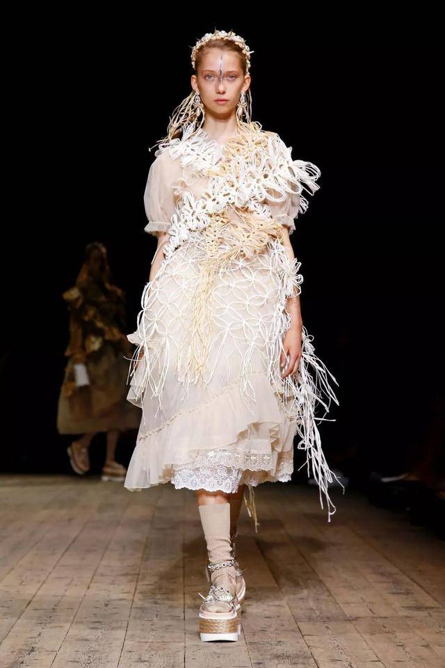 simone rocha 演绎最具少女心的中国风