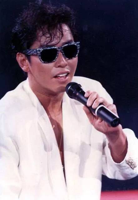 【907爱娱乐】演唱会高音唱不上去,校长这是