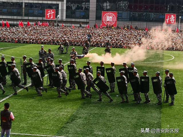 燃爆!贵州师范大学举行新生军训汇演