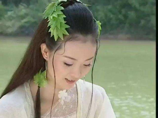 当年白飞飞的树叶造型还曾经刮起一阵cos热潮.