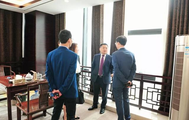管公司规划发展中心总经理羌立溱,八佰伴商管公司安徽区域总经理张玲