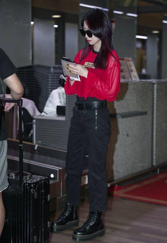 Angelababy马丁靴,angelababy礼服 周洁琼用马丁靴搭配短裙,中靴的高度能修饰小腿腿型,整体风格也变得更