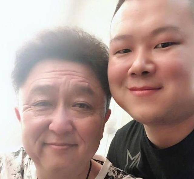 但这位之前求合影的路人并不知道岳云鹏也在