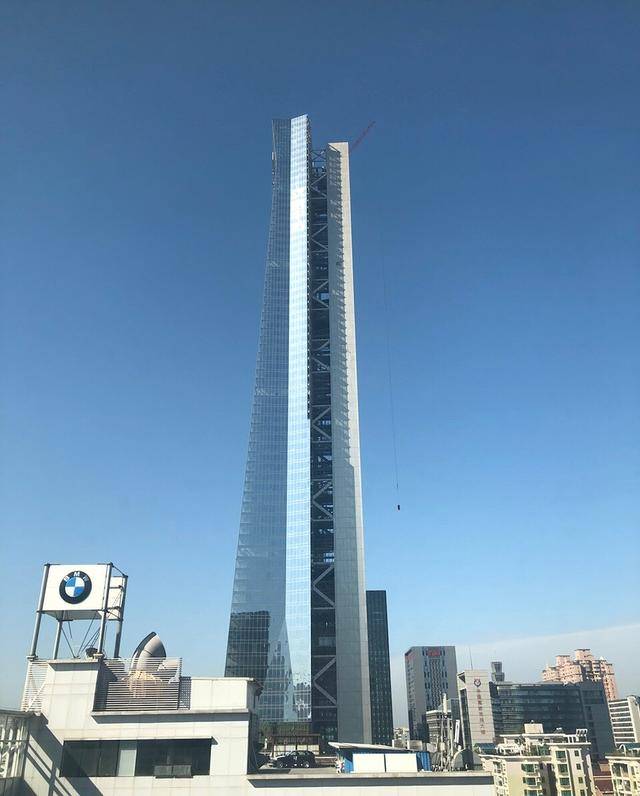 与传统塔楼的设计不同,汉京中心大厦将零售商业空间和私人办公空间