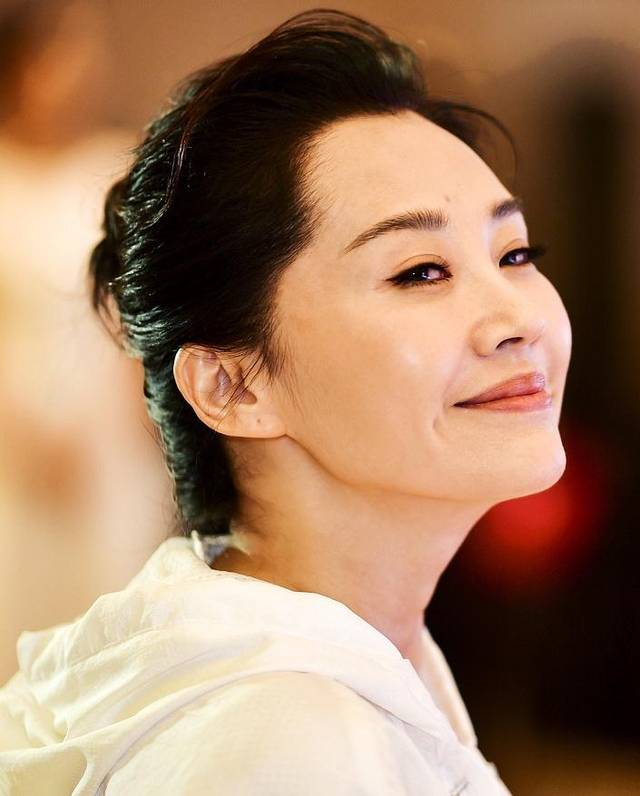 50岁许晴终于"藏不住了",扎丸子头减龄侧颜好美,看完