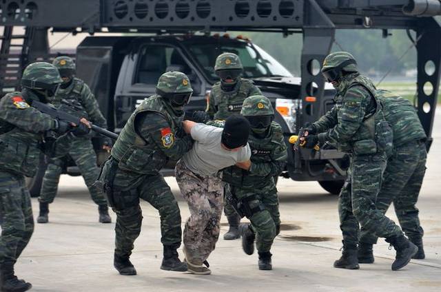 中国顶尖反恐部队,雪豹突击队vs飞虎队,哪一个更强?