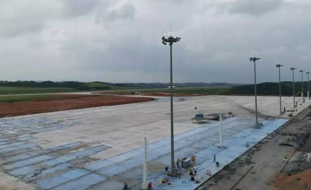 跑道向西延长400米;拟建机场通用功能区;拟扩建供油工程及相关配套