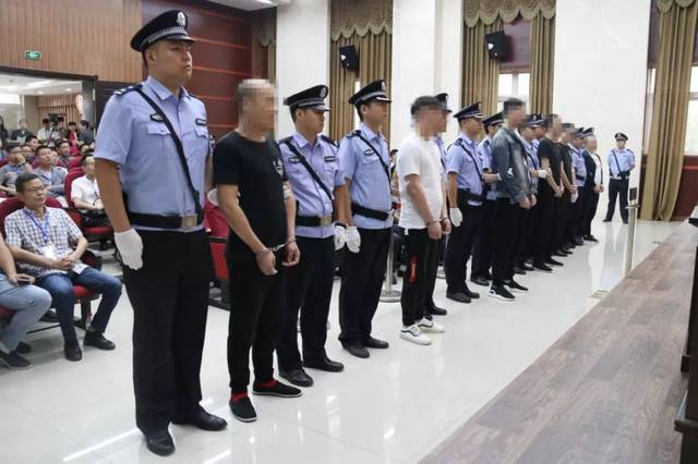 刚刚天门对这个恶势力团伙公开宣判大快人心15年并处罚款18万
