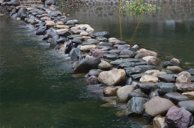 环山步道等道路建设2800米,河道治理2258立方米,修筑河道拦水坝160米