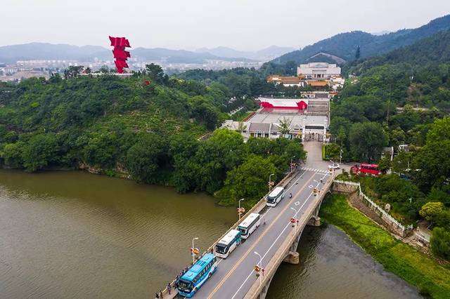 新县英雄山上的"红旗飘飘"主题雕塑是当地红色旅游的标志性建筑,八面