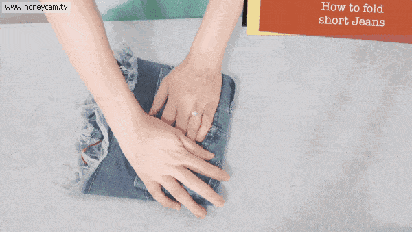 如此收纳的好处,就是在需要时,可以一目了然快速地找到那一件衣服