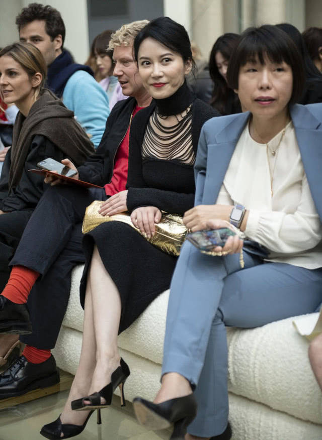 原创俞飞鸿近照曝光,48岁的她出席时装周,坐在人群中高贵又冷艳