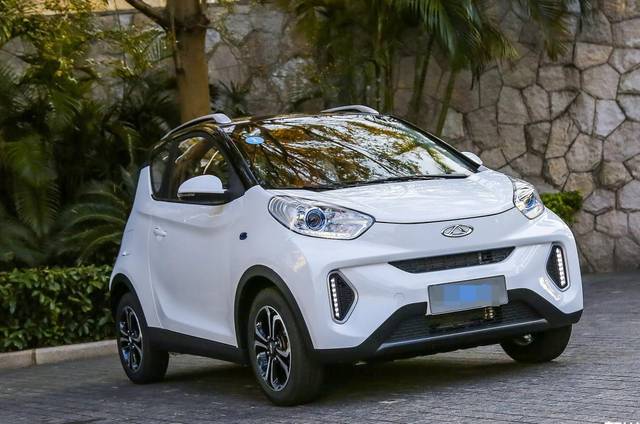 宝骏e100作为一辆两座车,外形跟奔驰smart很类似,喜欢的人很喜欢,不