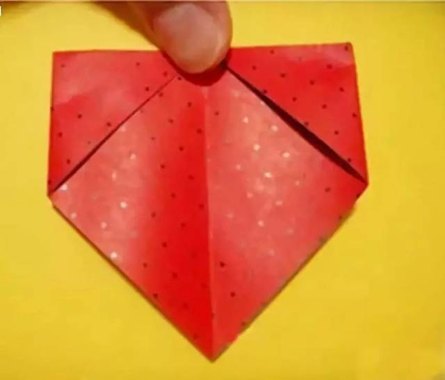 简易折纸草莓2 准备材料:红色黑圆点纸张(背面为蓝绿色最合适) 制作
