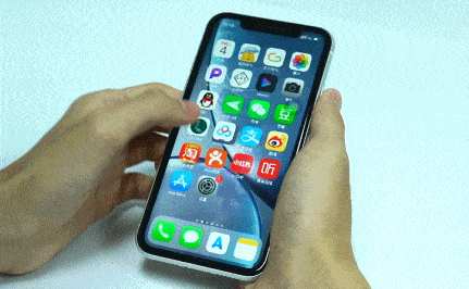 能设置实况照片为壁纸的) 就冲这一点, xr ,se 用户是必须更新 ios13