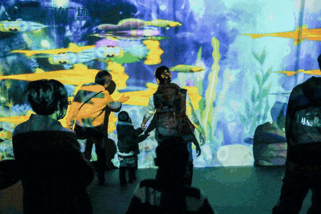 高颜值的沉浸空间,趣味的科技互动,引发观展顾客阵阵惊叹.