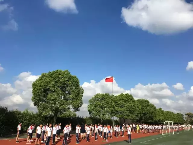 蓝天白云下,慈溪的校园更美啦!